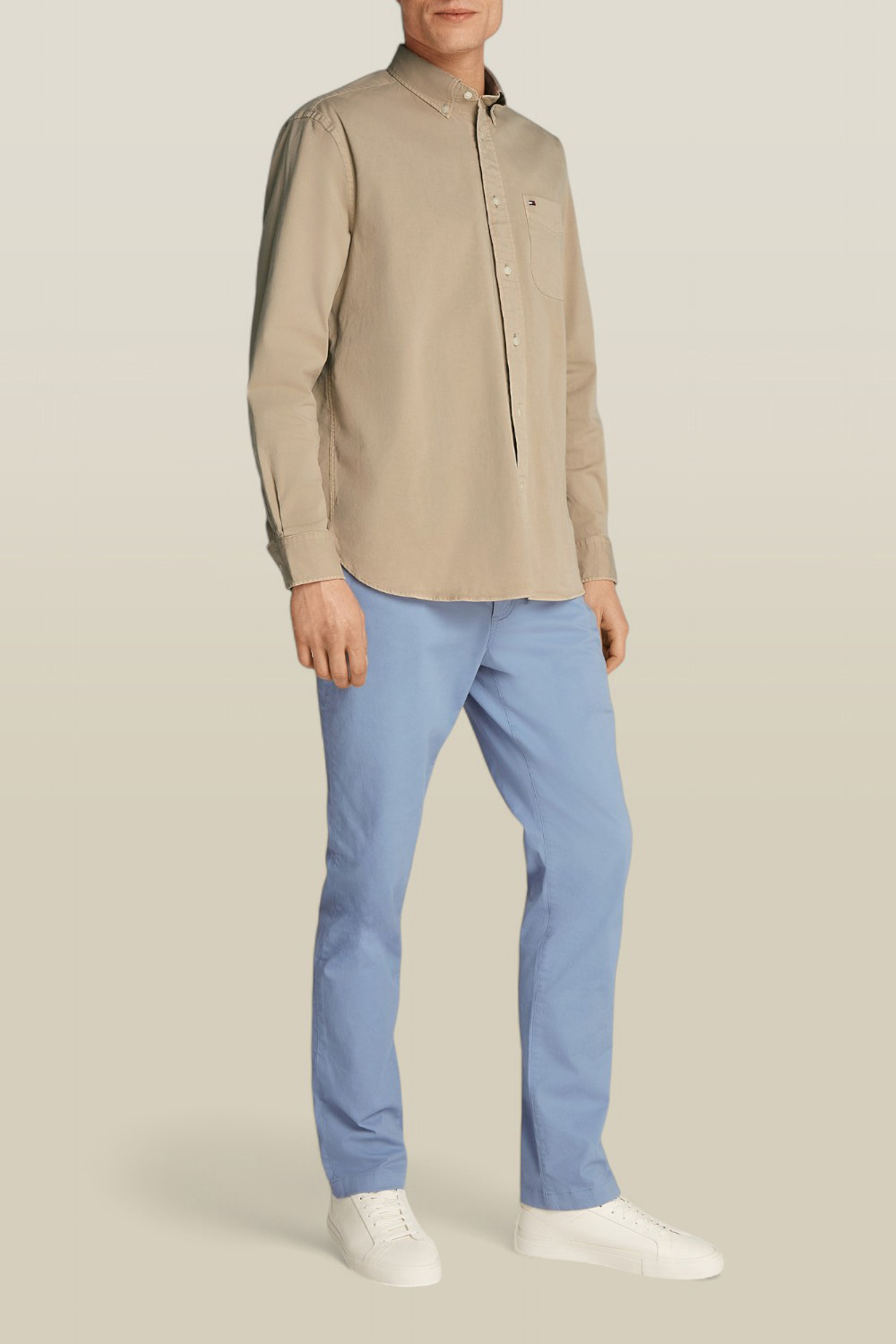 תמונת כל הלוק של חולצה מכופתרת